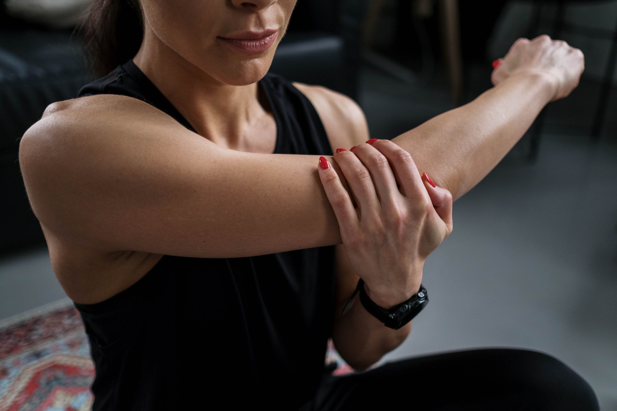 Woman with tennis elbow pain